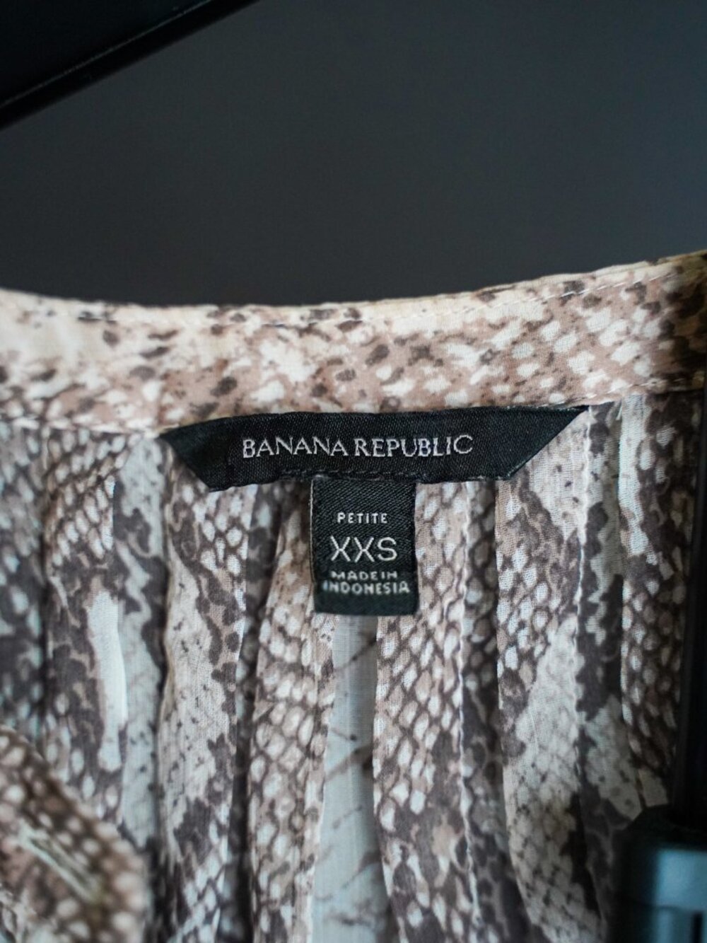Banana Republic Petite XXS Women's Snakeskin Print Long Sleeve Blouse - Picture 4 of 11